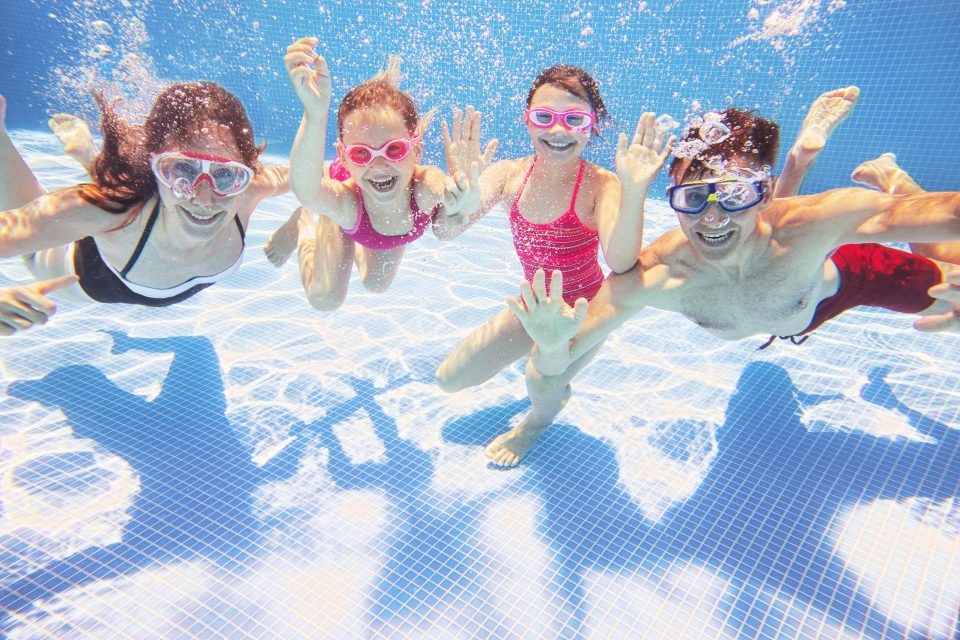 Kinder schwimmen unter Wasser