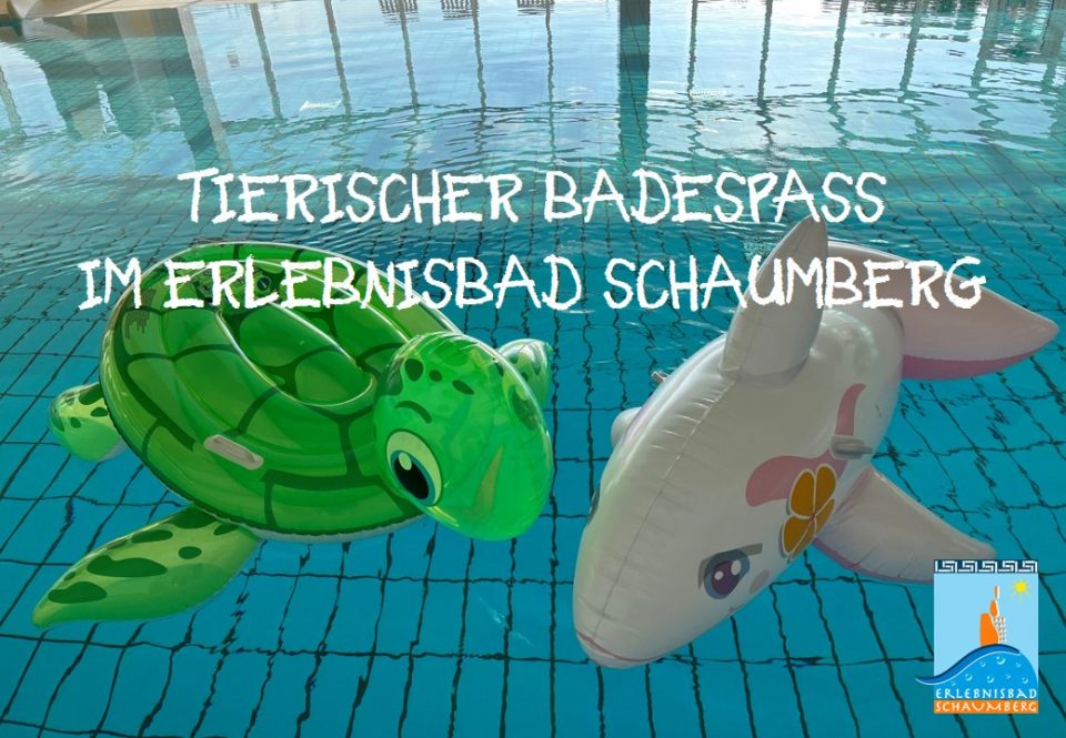 Badefiguren schwimmen im Becken