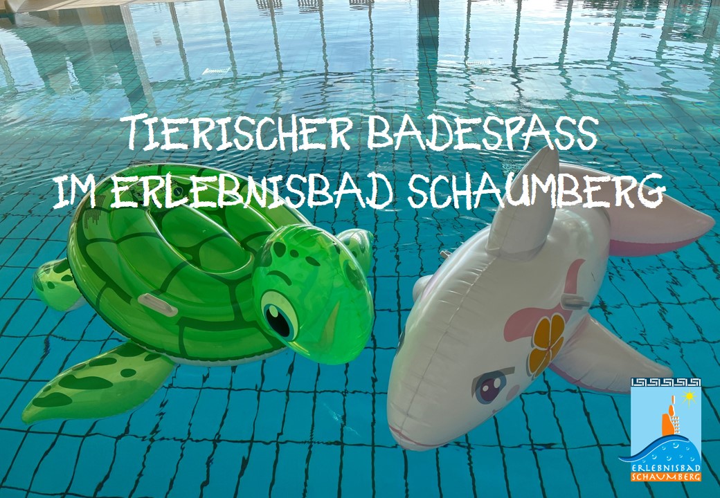 Badefiguren schwimmen im Becken