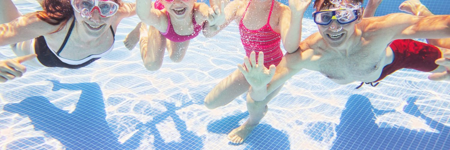 Kinder schwimmen unter Wasser